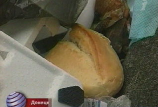 На Украине выбрасывают хлеб на помойку