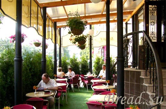 Накануне открытия летнего сезона владельцы ресторанов и кафе заняты летними площадками