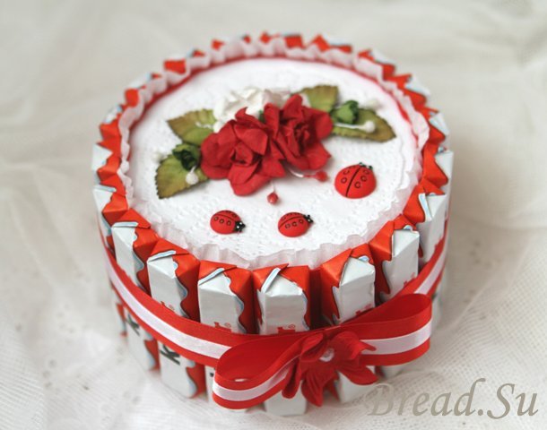 Перевяжем роскошный торт атласной лентой и подарок готов!