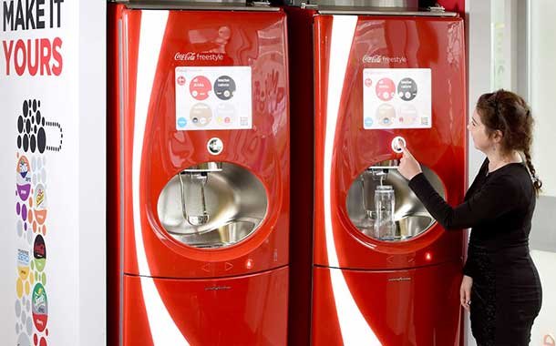 Компания Coca-Cola пытается сократить объемы пластиковой упаковки