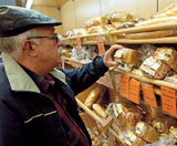 Каждой четвертой российской семье порой не хватает денег на хлеб