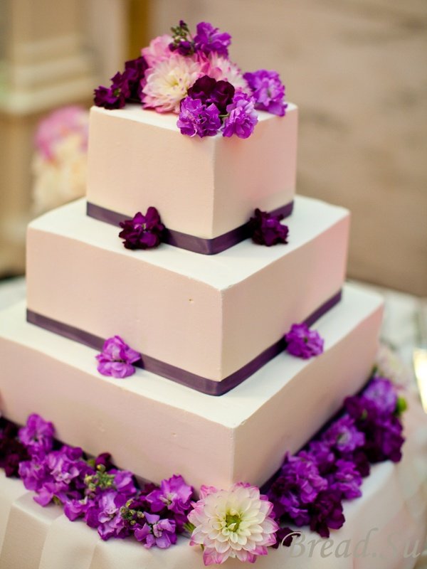 Роскошный праздничный торт - обязательный атрибут современной свадьбы
