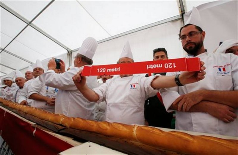 Итальянские пекари испекли 122-метровый багет, побив французский рекорд