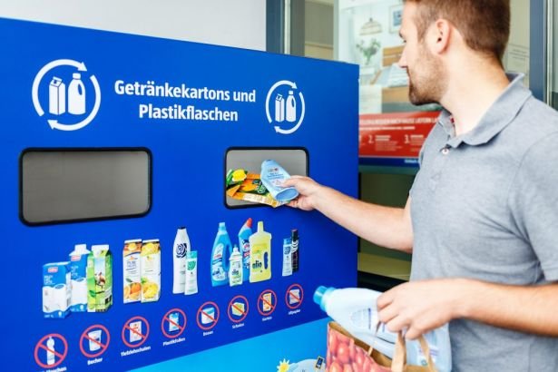 Компания Aldi Suisse собирает пластиковые бутылки и коробки для переработки